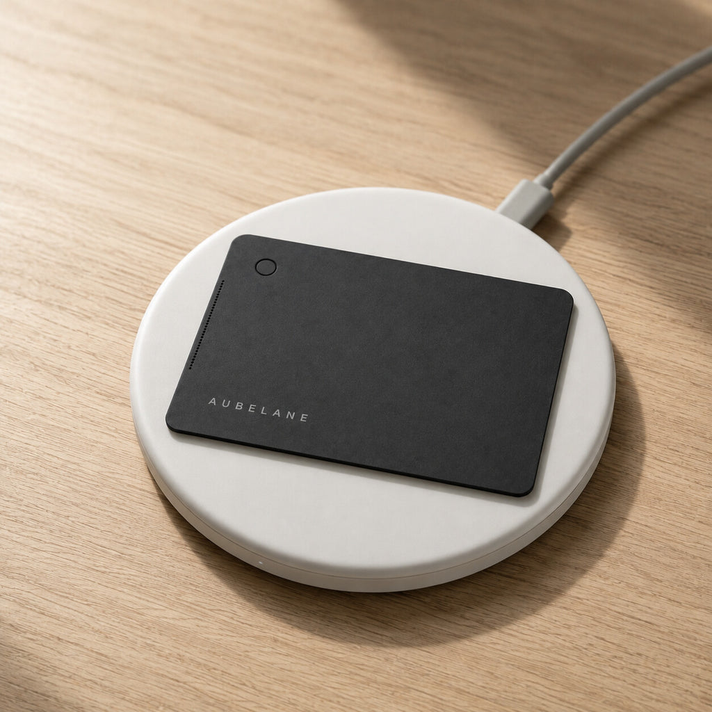 La carte Aubelane posée sur un chargeur à induction, câble USB-C